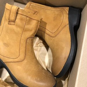 New in box Keen Deer Tan Tyretread Women’s Ankle Boots